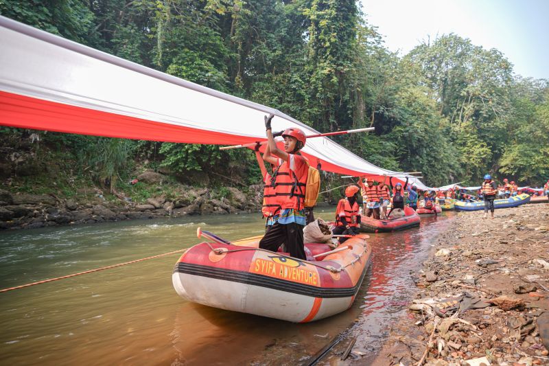 Pertamina Patra Niaga Bersihkan Sungai Ciliwung HUT RI ke-79