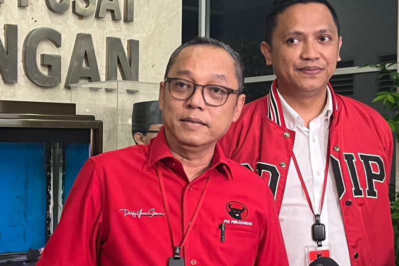 Ketua DPP PDIP Bidang Pemenangan Pemilu Eksekutif Deddy Sitorus saat memberikan keterangan kepada awak media di Kantor DPP PDIP, Jakarta, Selasa (20/8/2024). ANTARA/Narda Margaretha Sinambela.