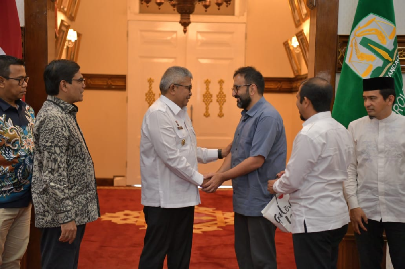 Pj Gubernur Aceh, Bustami saat menerima delegasi dari Uni Emirate Arab (UEA), Dr Sultan Faisal Al-Remeithi, di Pendopo Gubernur Aceh, Banda Aceh Selasa (20/8/2024). ANTARA/HO/Humas Pemprov Aceh