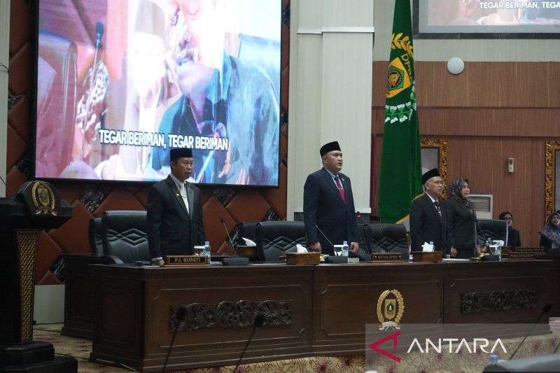 Penjabat Bupati Bogor Asmawa Tosepu bersama Ketua DPRD Kabupaten Bogor Rudy Susmanto dalam rapat paripurna di Gedung DPRD, Cibinong, Kabupaten Bogor, Jawa Barat, Selasa (20/8/2024). (ANTARA/M Fikri Setiawan)
