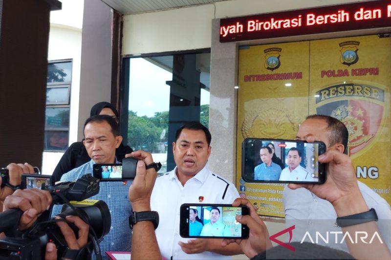 Direktur Reskrimum Polda Kepri Kombes Pol. Donny Alexander memberikan keterangan kepada wartawan di Mapolda Kepri, Kota Batam, Selasa (20/8/2024). (ANTARA/Laily Rahmawaty)