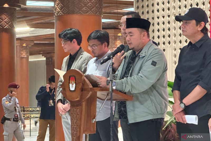 Ketua KPU RI Mochammad Afifuddin (kedua kanan) saat memberikan keterangan pers di kawasan Senayan, Jakarta, Selasa (20/8/2024). (ANTARA/Rio Feisal)
