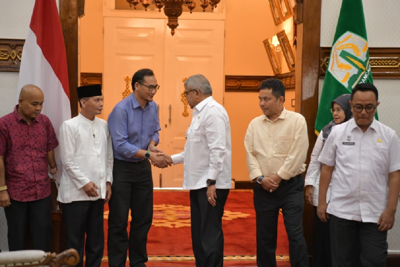 Penjabat Gubernur Aceh Bustami bersalaman dengan Tim Findco Investor Berhad Selaku Delegasi Investor Malaysia, di Pendopo Gubernur Aceh, Banda Aceh, Selasa (20/8/2024). ANTARA/HO-Humas Pemprov Aceh