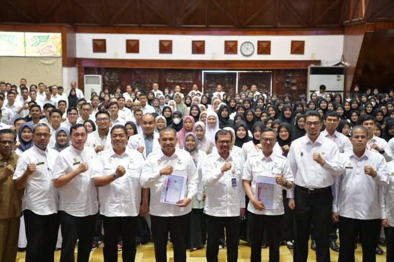 Ketua Harian PB- PON Aceh, Azwardi AP foto bersama usai pengukuhan SDM PON dan Nakes PON Serentak Secara Hybrid-Offline serta Daring dengan Para LO, VO dan WF PON XXI/2024 Aceh-Sumut Wilayah Aceh, di Anjong Mon Mata, Banda Aceh, Selasa (20/8/2024). (ANTARA/HO/Humas Pemprov Aceh)
