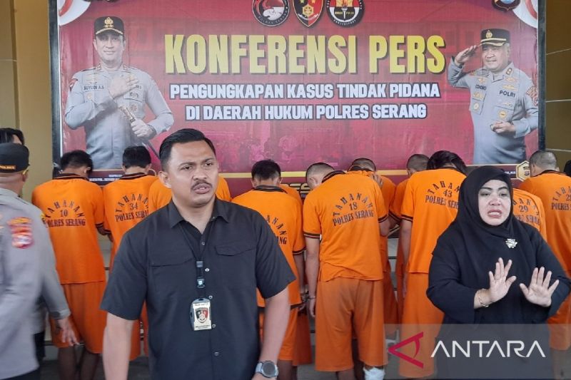 Kepala Satuan Reserse Kriminal (Satreskrim) Polres Serang, AKP Andi Kurniady ES, saat gelar ekspos pencurian hewan di Mapolres Serang, Selasa (20/8/2024). (ANTARA/Desi Purnama Sari)