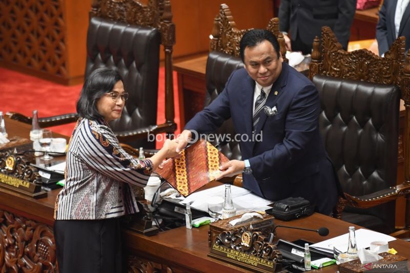 Menteri Keuangan (Menkeu) Sri Mulyani Indrawati (kiri) menyerahkan bekas berisi tanggapan Pemerintah kepada Wakil Ketua DPR Rachmat Gobel (kanan) saat Rapat Paripurna ke-2 Masa Persidangan I Tahun Sidang 2024-2025 DPR, di Kompleks Parlemen, Jakarta, Selasa (20/8/2024). ANTARA FOTO/Aditya Pradana Putra/foc
