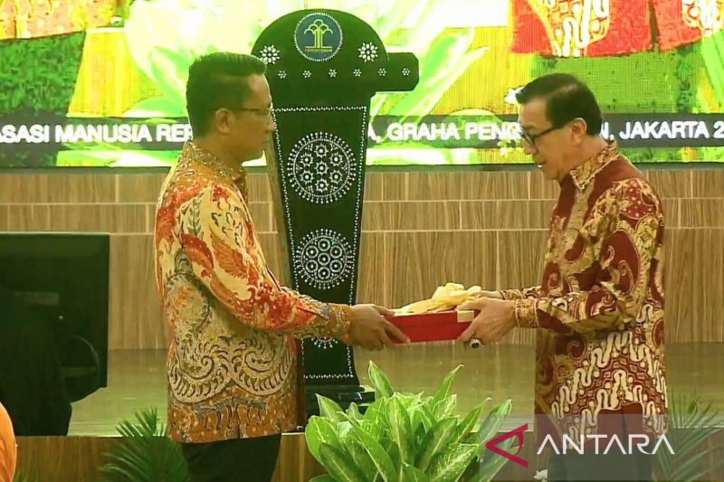 Acara Serah Terima Jabatan Menkumham antara Menkumham Supratman Andi Agtas (kiri) dengan mantan Menkumham Yasonna Laoly (kanan) di Jakarta, Selasa (20/8/2024). (ANTARA/Agatha Olivia Victoria)