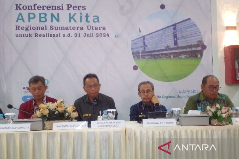 Kepala Perwakilan Kementerian Keuangan (Kemenkeu) Provinsi Sumatera Utara (Sumut) Arridel Mindra (kedua dari kiri) memberikan keterangan, di Medan, Sumut, Selasa (20/8/2024). ANTARA/ M. Sahbainy Nasution