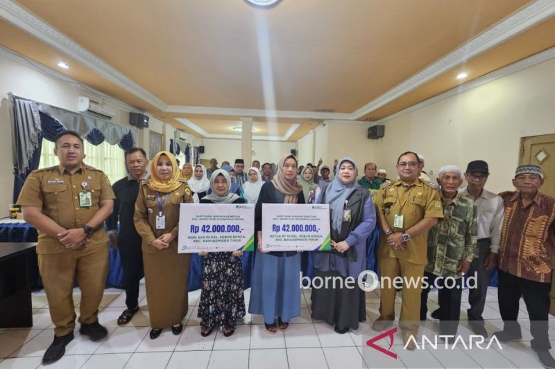 BPJAMSOSTEK Banjarmasin didampingi pejabat Pemkot hingga kecamatan dan kelurahan saat menyerahkan santunan jaminan kematian ke ahli waris dua warga di Banjarmasin Timur, di Banjarmasin, Selasa (20/8/2024). ANTARA/HO-BPJAMSOSTEK