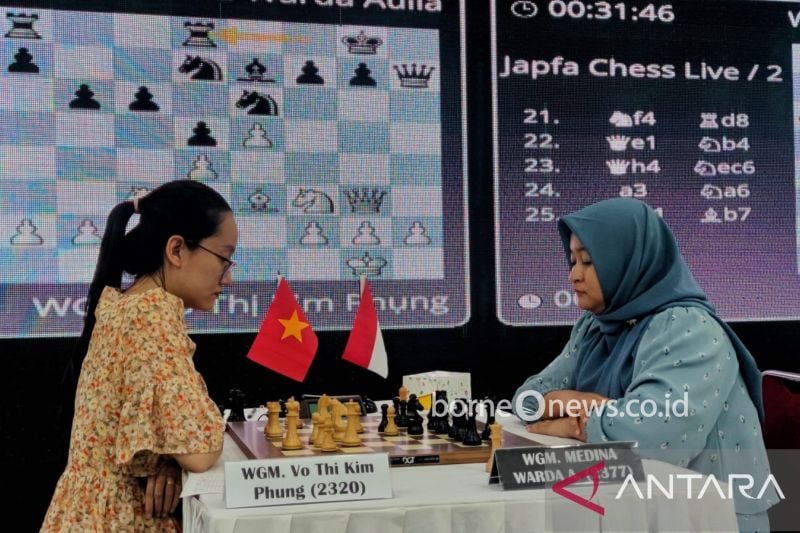 Pecatur putri andalan Indonesia WGM Medina Warda Aulia (kanan) saat berhadapan dengan belum pecatur Vietnam, Vo Thi Kim Pung (kiri) pada pertandingan catur cepat dwi tarung internasional Japfa Chess Festival 2024 di Gedung Serbaguna, Komplek Gelora Bung Karno, Senayan, Jakarta, Selasa (20/8/2024). (ANTARA/HO-PB Percasi)