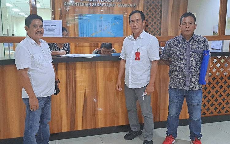 Forum Ormas Barito Timur saat menyerahkan surat permintaan penggantian Indra Gunawan sebagai Pj Bupati Barito Timur ke Kantor Kementerian Sekretariat Negara, di Jakarta, Selasa, 20 Agustus 2024. (FOTO: IST)