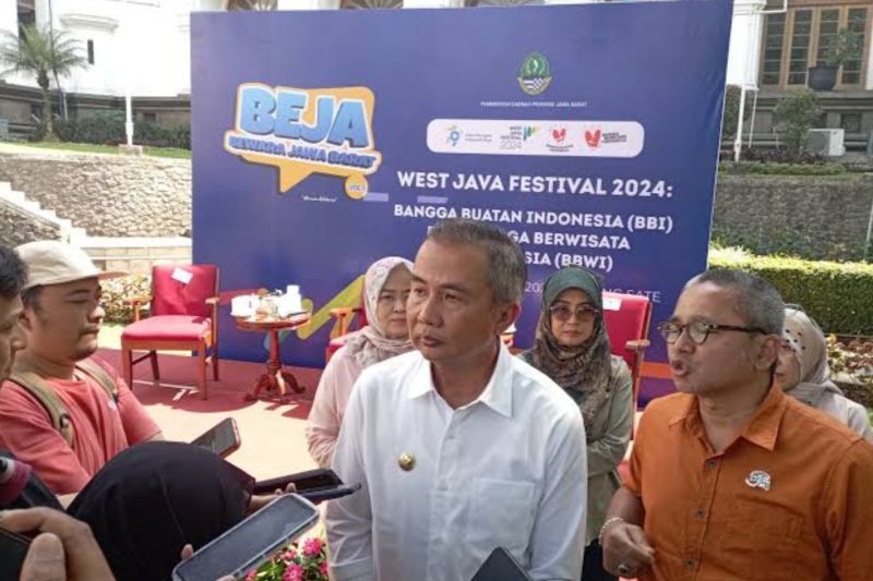 Penjabat Gubernur Jabar Bey Triadi Machmudin didampingi Kepala Dinas Pariwisata dan Kebudayaan Jabar Benny Bachtiar memberikan keterangan, di Bandung, Selasa (20/8/2024). ANTARA/HO-Pemprov Jabar