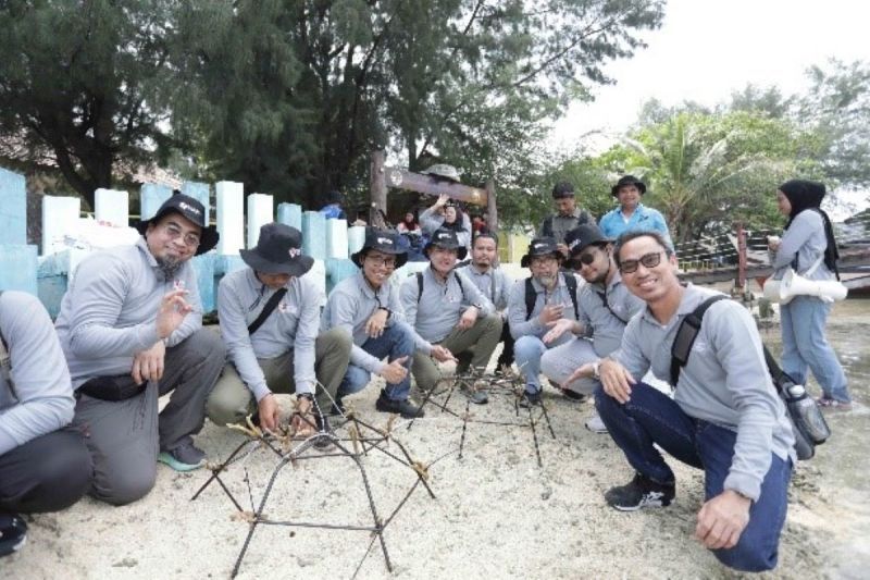 PHE OSES Lestarikan Ekosistem Laut Melalui Transplantasi Terumbu Karang dan Penanaman Mangrove