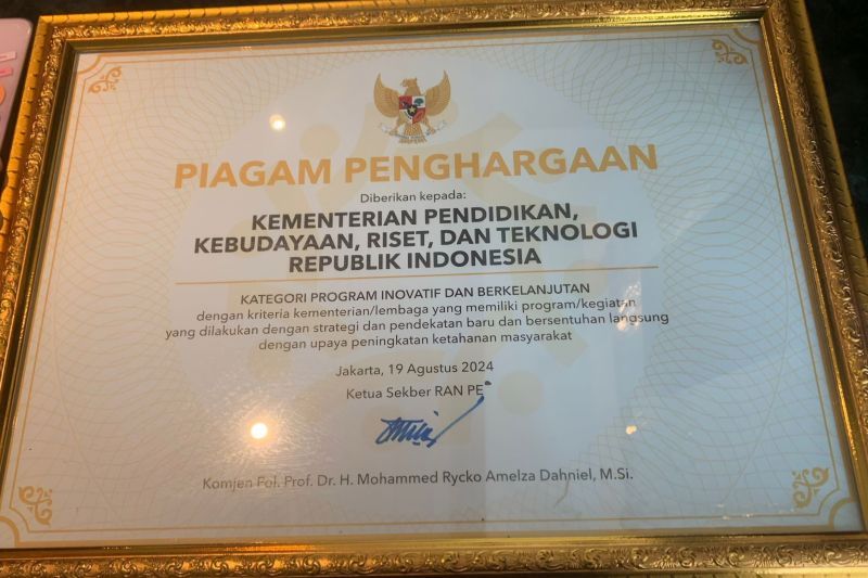 Kementerian Pendidikan, Kebudayaan, Riset, dan Teknologi (Kemendikbudristek) menerima penghargaan Rencana Aksi Nasional Pencegahan dan Penanggulangan Ekstremisme (RAN-PE) untuk kategori Program Inovatif dan Berkelanjutan dalam RAN PE Awards 2024 di Jakarta pada Senin (19/8/2024). (ANTARA/HO-BKHM Kemendikbudristek)
