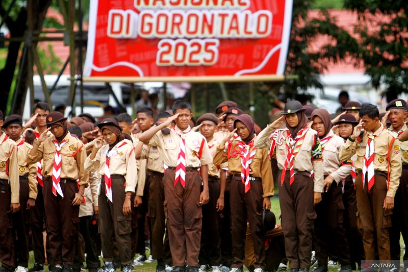 Sejumlah anggota Pramuka mengikuti apel besar gerakan Pramuka di bumi perkemahan Center Point, Kabupaten Bone Bolango, Gorontalo, Selasa (20/8/2024). ANTARA/Adiwinata Solihin