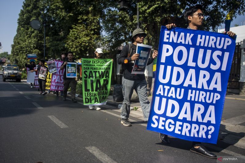 Activists who are members of the Global Climate Strike coalition take part in a sympathetic walk for climate in Bandung, West Java, Friday (15/9/2023). ANTARA FOTO/M Agung Rajasa/hp.