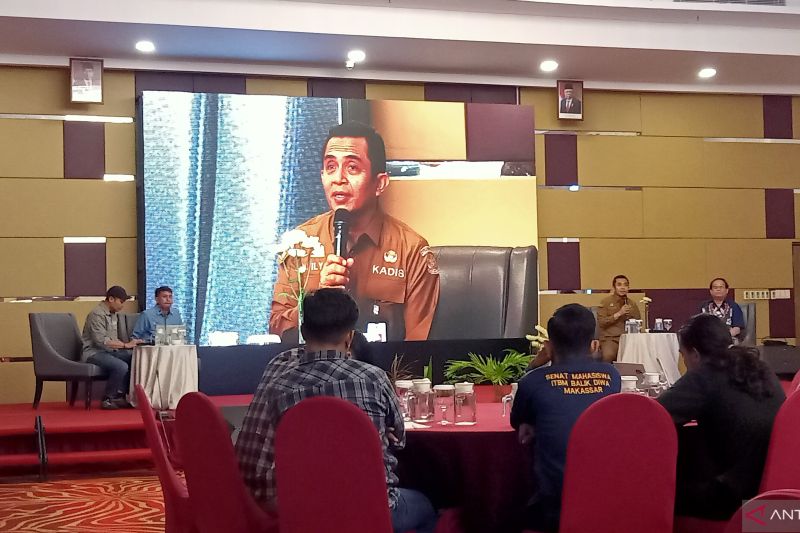 Kepala Dinas Kelautan dan Perikanan Sulawesi Selatan Muhammad Ilyas pada Seminar Nasional yang diselenggarakan Yayasan Konservasi Laut (YKL) Indonesia dan Burung Indonesia di Makassar, Selasa (20/8/2014). ANTARA/Suriani Mappong