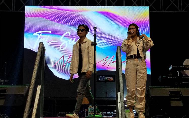 Penampilan artis ibukota Tri Suaka dan Nabila Maharani saat menghibur masyarakat Kabupaten Pulang Pisau, Selasa, 20 Agustus 2024. (FOTO : M PRADILA KANDI)