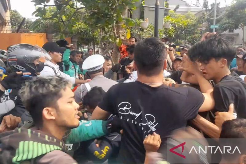 Bentrokan antara kubu pengemudi angkot dan ojek berujung saling pukul terjadi di depan Balai Kota Sukabumi tepatnya di Jalan R Syamsudin SH Kota Sukabumi, Jabar pada Selasa (20/8/2024). ANTARA/Aditya Rohman