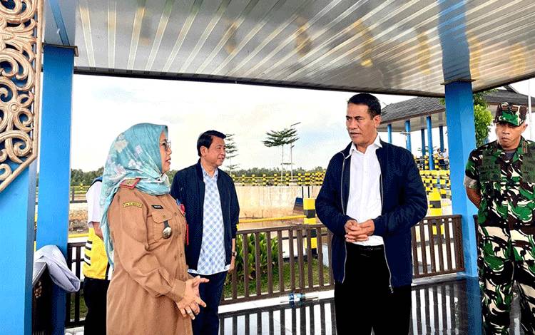 Menteri Pertanian (Mentan) RI, Andi Amran Sulaiman bersama jajaran pejabat Kalteng saat mengunjungi wilayah Dadahup, Selasa, 20 Agustus 2024. (FOTO:KEMENTAN)