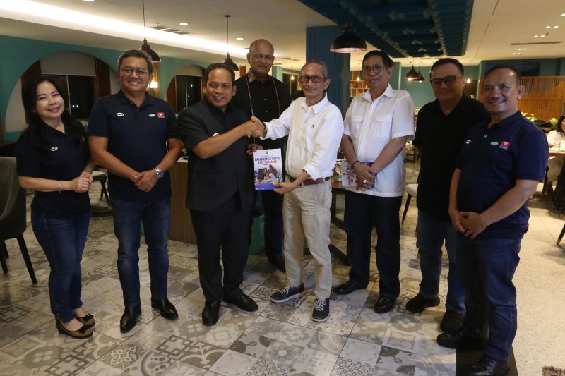 Tangerang Serahkan Buku Laporan Program Makan Bergizi Gratis
