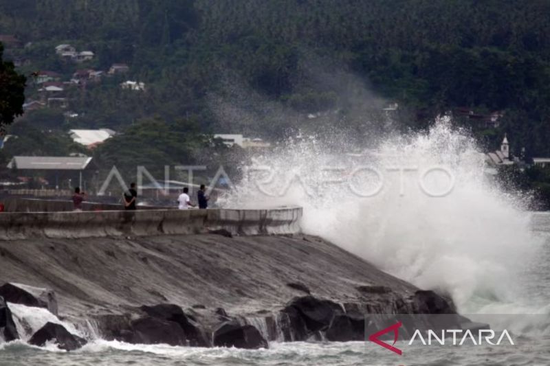 Ilustrasi- Sejumlah warga pesisir memantau pasang air laut (ANTARA FOTO/Adwit B Pramono/YU)
