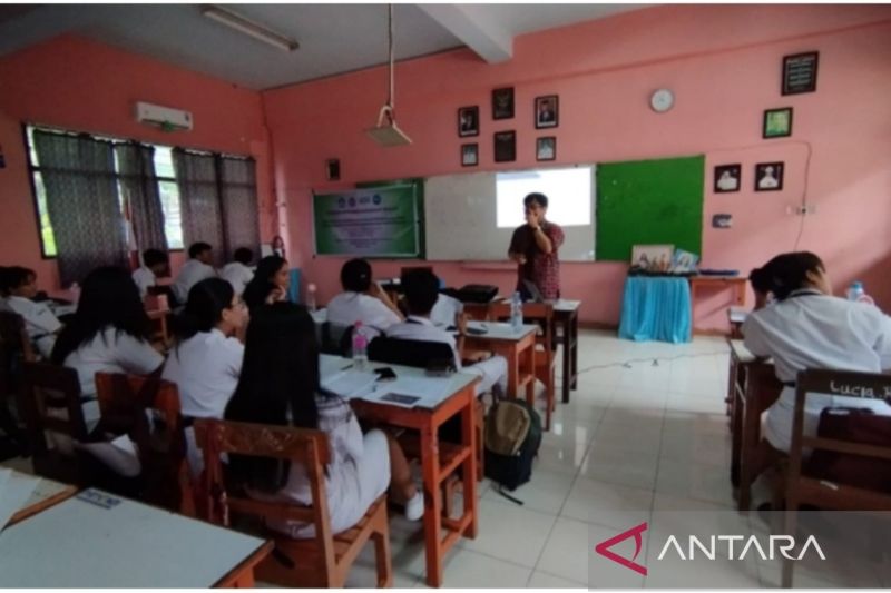 Ketua LPPM Unsrat Prof Jefrey Kindangen, saat memberikan pemahaman kepada siswa tentang perubahan iklim dan pemanasan global, di Manado, Rabu (21/8/2024). ANTARA/Nancy L Tigauw.