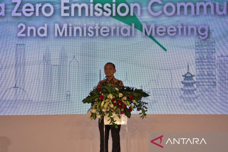 Menteri Energi dan Sumber Daya Mineral (ESDM) Bahlil Lahadalia memberi sambutan kepada para peserta Asia Zero Emission Community (AZEC) 2nd Ministerial Meeting dalam acara Gala Dinner yang digelar di Jakarta, Selasa (20/8/2024). ANTARA/HO-ESDM