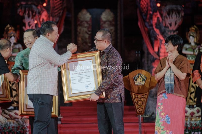 Koordinator Staf Khusus Presiden RI Anak Agung Gde Ngurah Ari Dwipayana (tengah) menerima penghargaan Parama Bhakti Budaya dari Pemerintah Provinsi (Pemprov) Bali. ANTARA/Dokumentasi Pribadi