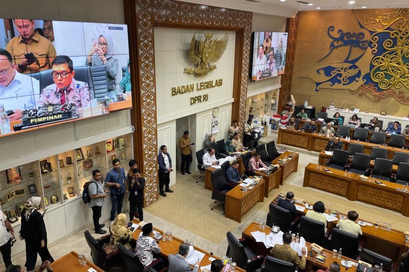 Rapat kerja pembahasan Rancangan Undang-Undang (RUU) tentang Perubahan Keempat atas Undang-Undang Nomor 1 Tahun 2015 (RUU Pilkada) di kompleks parlemen, Senayan, Jakarta, Rabu (21/8/2024). ANTARA/Melalusa Susthira K.