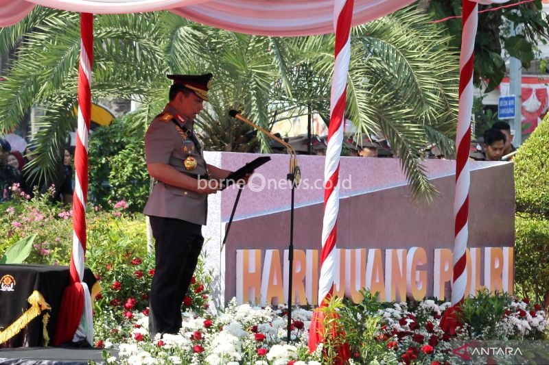 Kapolri Jenderal Listyo Sigit Prabowo membacakan teks Proklamasi Polisi saat peringatan Hari Juang Polri di depan Monumen Perjuangan Polri di Jalan Polisi Istimewa Surabaya, Rabu (21/8/2024). ANTARA/Didik Suhartono