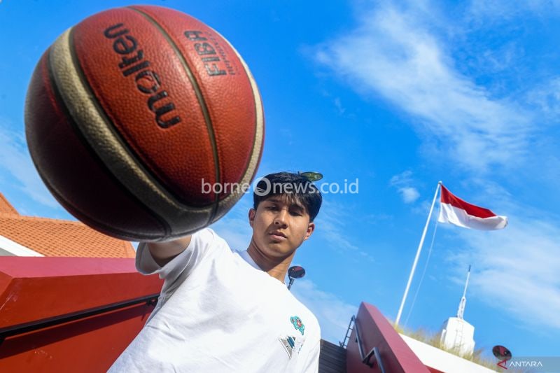 Pebasket Pelita Jaya Muhamad Arighi berpose saat berkunjung ke Kantor Berita ANTARA di Taman Langit 1, ANTARA Heritage Center, Jakarta, Kamis (8/8/2024). ANTARA FOTO/MUHAMMAD ADIMAJA