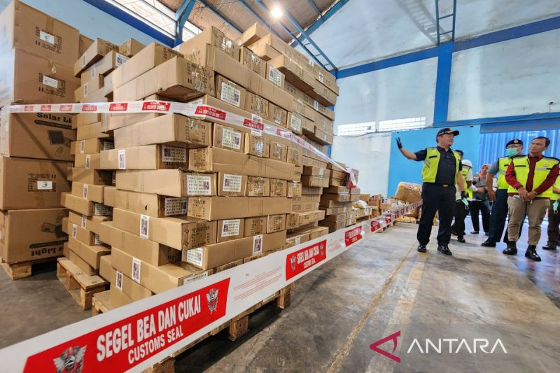 Barang impor ilegal tersimpan di gudang Bea Cukai Semarang, Jawa Tengah, Rabu (21/8/2024). ANTARA/I.C. Senjaya