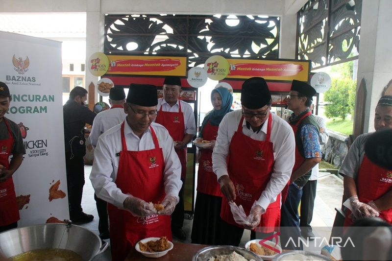 Bupati Boyolali M Said Hidayat (kiri) bersama Deputi Pendistribusian dan Pendayagunaan Baznas RI Imdadun Rahmat (kanan) mencoba memasak program ZChicken oleh Baznas di Pendopo Alun-Alun Kidul Boyolali, Rabu (24/5/2023). (ANTARA/Bambang Dwi Marwoto)