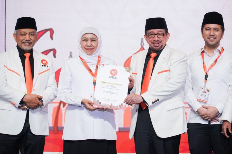Bakal Calon Gubernur Jawa Timur Khofifah Indar Parawansa (kedua kiri) saat menerima dokumen formulir persetujuan B1 KWK dari PKS. ANTARA/HO-Tim KIP