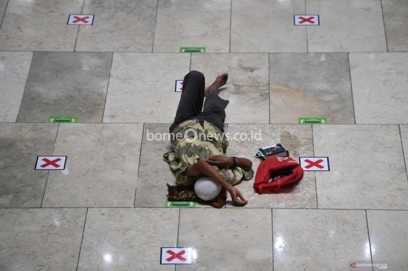 Ilustrasi seorang jamaah tidur saat menunggu shalat Ashar di Masjid Istiqlal, Jakarta, Selasa (4/5/2021). ANTARA FOTO/Wahyu Putro A/wsj