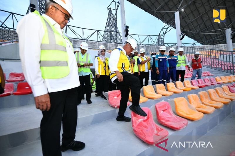 Dokumentasi - Menteri PUPR Basuki Hadimuljono saat meninjau penyelesaian konstruksi Stadion Harapan Bangsa (SHB), Provinsi Aceh, Selasa (20/8/20204). (ANTARA/HO-Kementerian PUPR)