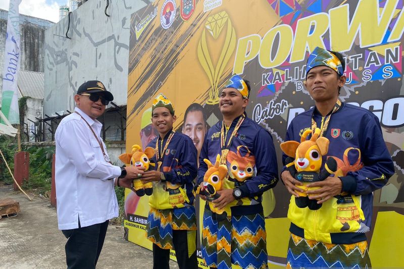 Kepala Dinas Kepemudaan dan Olahraga (Dispora) Kalsel Hermansyah saat menyerahkan medali emas kepada tim beregu balogo Kalsel di GOR Hasanuddin HM Banjarmasin, Rabu (21/8/2024). (ANTARA/Firman)