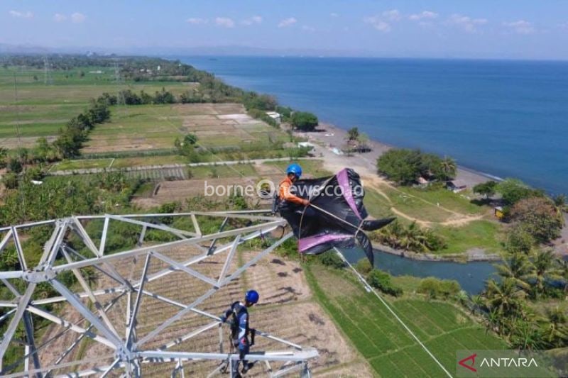 Foto arsip-Petugas PLN membersihkan layang-layang yang tersangkut di jalur transmisi di Mataram, NTB. (ANTARA/HO-PLN)