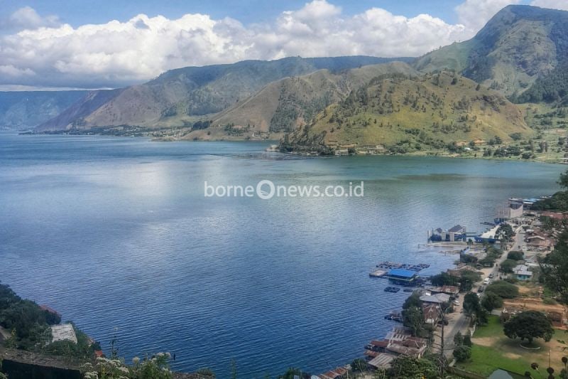 Panorama indah Danau Toba di kawasan Tongging Kabupaten Karo. Danau yang terbentuk akibat letusan gunung berapi vulkanik ribuan tahun lalu kini menjadi salah satu objek wisata andalan di Provinsi Sumatera Utara. FOTO ANTARA/Carolio Hutama