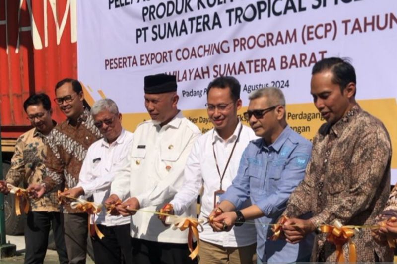 Gubernur Sumbar, Mahyeldi lepas ekspor ke AS. (ANTARA/HO-Disperindag Sumbar)