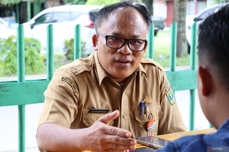 Kepala UPTD Balai Mekanisasi Sarana dan Prasarana Pertanian Dinas Perkebunan Tanaman Pangan dan Hortikultura Sumbar Syofrinaldi saat diwawancarai di Padang. (ANTARA/Muhammad Zulfikar).