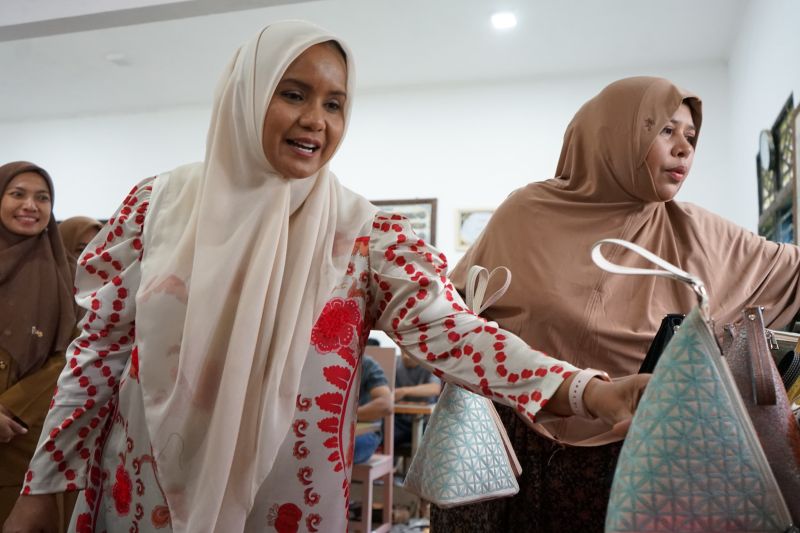 Ketua Dekranasda Aceh, Mellani Subarni saat meninjau perajin tas bordir untuk soevenir PON Aceh-Sumut, di Aceh Utara, Rabu (21/8/2024) (ANTARA/HO/Humas Pemprov Aceh)