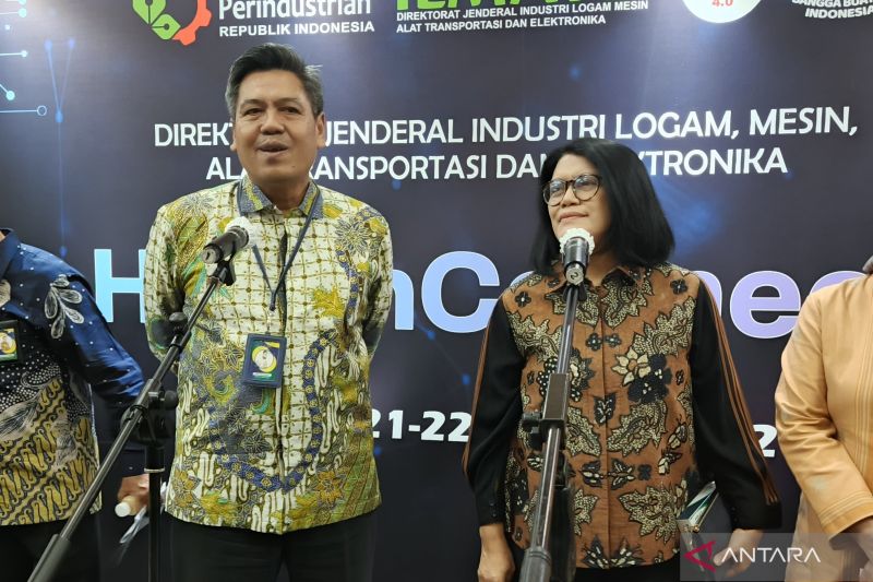 Pelaksana Tugas Direktur Jenderal Industri Logam, Mesin, Alat Transportasi, dan Elektronika (Ilmate) Kemenperin Putu Juli Ardika (kiri) dan Direktur Jenderal Kefarmasian dan Alat Kesehatan Kemenkes Lucia Rizka Andalucia (kanan) usai acara temu bisnis (business matching) di Jakarta, Rabu (21/8/2024). ANTARA/Muzdaffar Fauzan