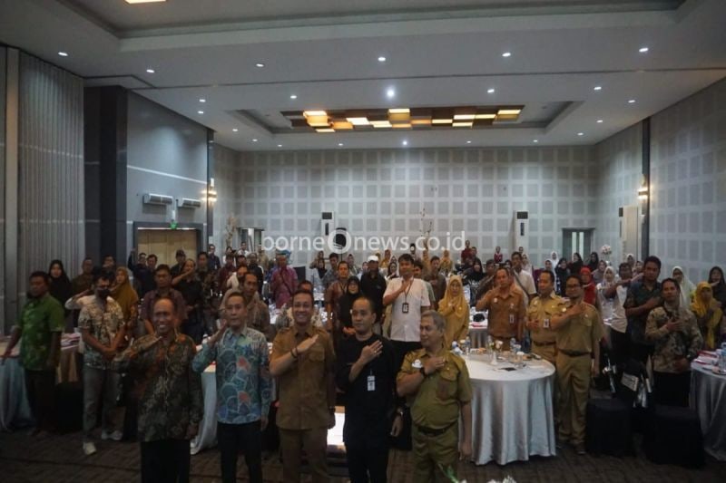 Wali Kota Pekalongan Afzan Arslan Djunaid berfoto bersama dengan para pelaku usaha UMKM di Pekalongan. (ANTARA/HO-Humas Kota Pekalongan)