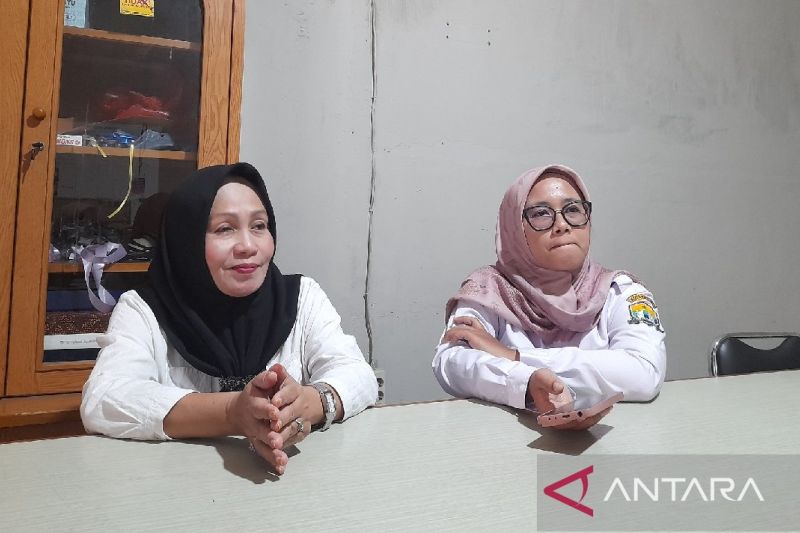Kepala Bidang (Kabid) Pencegahan dan Pengendalian Penyakit (P2P) Dinkes Kota Serang, Ratu Ani Nuraeni, (kiri) di Serang, Banten, Rabu (21/8/2024). (ANTARA/Desi Purnama Sari)