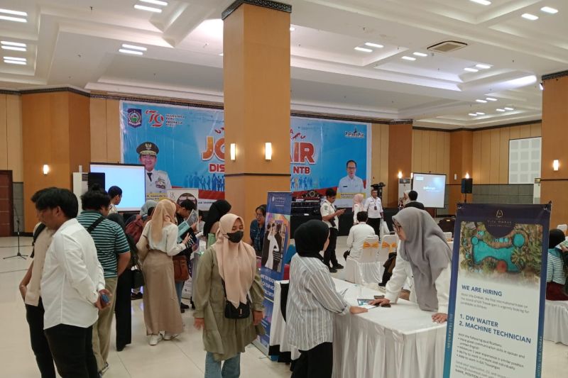 Para pencari kerja mendatang bursa kerja atau "job fair" yang dilaksanakan Dinas Tenaga Kerja dan Transmigrasi Provinsi Nusa Tenggara Barat, di Ballroom Islamic Center Kota Mataram, Rabu (21/8/2024). ANTARA/Nirkomala