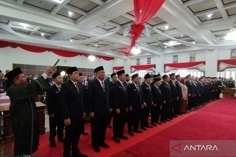 Sebanyak 45 calon anggota dewan terpilih pada Pemilu Anggota DPRD Kabupaten Kudus dilantik jadi anggota legislatif masa keanggotaan 2024-2029dalam rapat paripurna pengucapan sumpah atau janji di aula Gedung DPRD Kabupaten Kudus, Jawa Tengah, Rabu (21/8/2024). ANTARA/Akhmad Nazaruddin Lathif