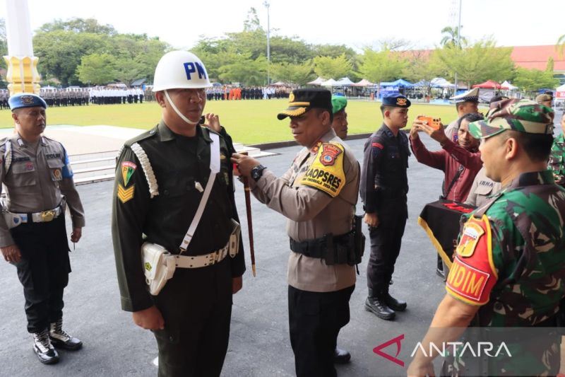 Kapolres Poso AKBP Arthur Sameaputty saat menyematkan pita tanda apel gelar pasukan Operasi Mantap Praja Tinombala 2024, Rabu (21/8/2024). ANTARA/MOH SALAM