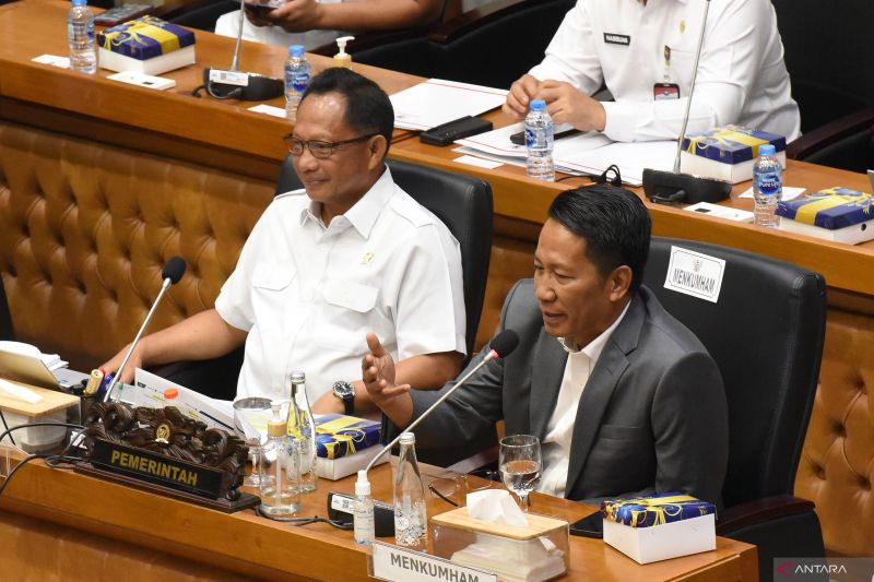 Menteri Hukum dan HAM Supratman Andi Agtas (kanan) bersama Mendagri Tito Karnavian (kiri) mengikuti rapat kerja dengan Badan Legislasi DPR terkait pembahasan RUU Pilkada di Kompleks Parlemen, Senayan, Jakarta, Rabu (21/8/2024). . ANTARA FOTO/Indrianto Eko Suwarso/Spt